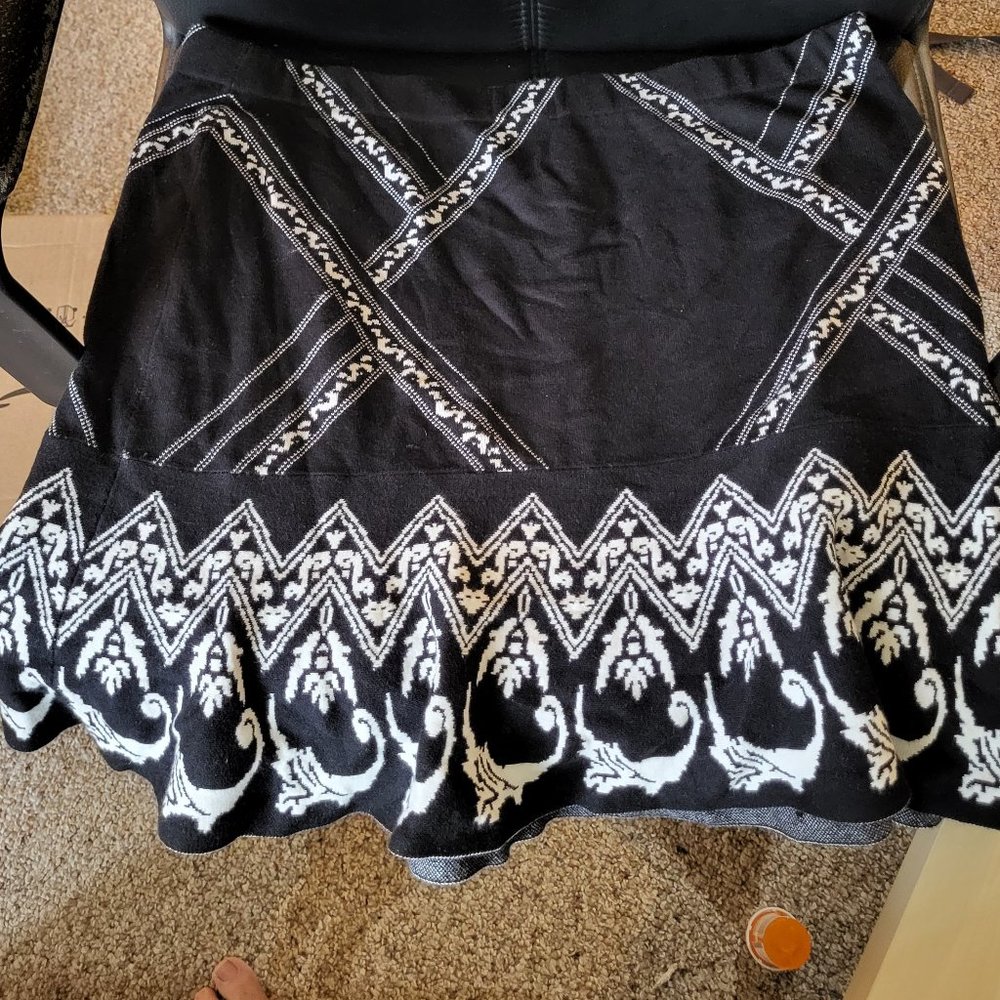 Cece- Black and White Patterned Festive Warm Winter Soft Skirt- XL
